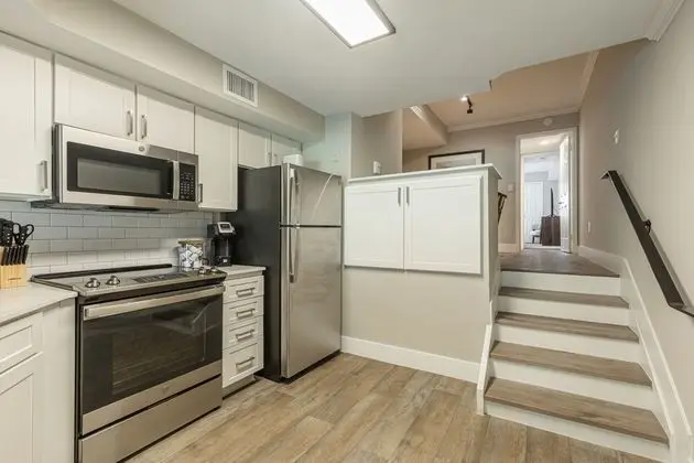 Modern Townhouse Apartments in Aventura - Mutfak