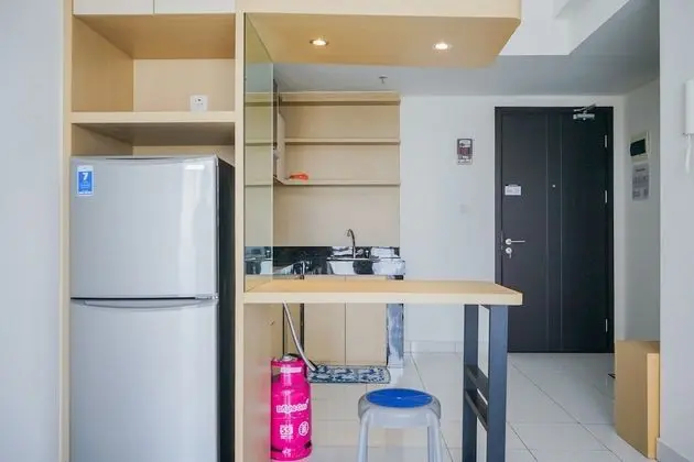 Modern and Tranquil 1BR @ Casa De Parco Apartment - Mutfak