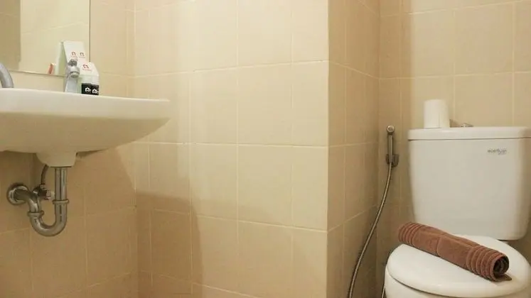 Modest 1BR Apartment at Parahyangan Residence - Banyo Tipleri