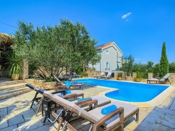 Modish Apartment in Murter with Hot Tub - Havuz