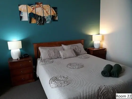 Moe Motor Inn - 1