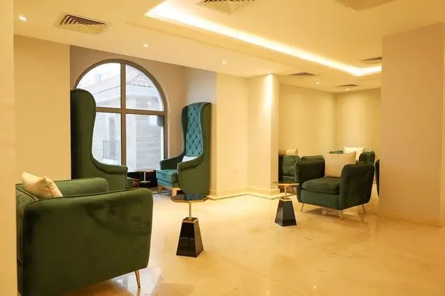 Moments Living Hotel - Lobi