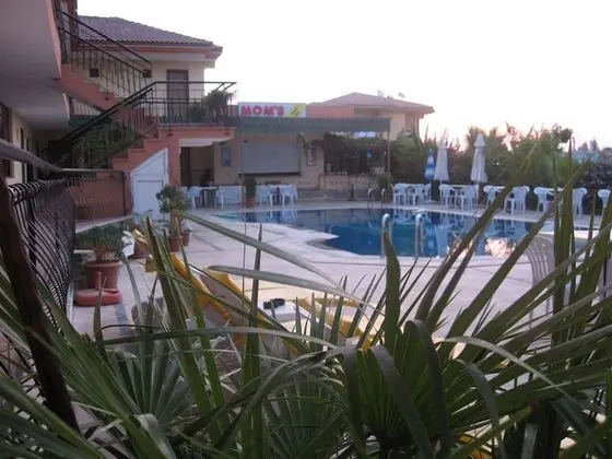 Moms Hotel