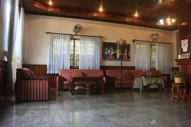 Mom's Guesthouse - Lobi