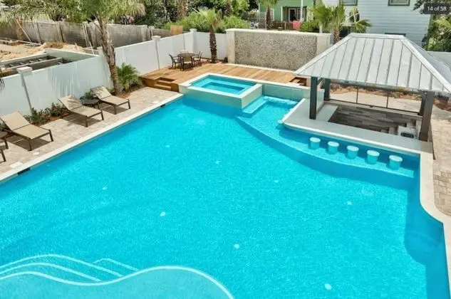 Monarch by Avantstay Breathtaking Estate w/ Beach Access, Swim Up Bar, Hot Tub, & Rooftop Views