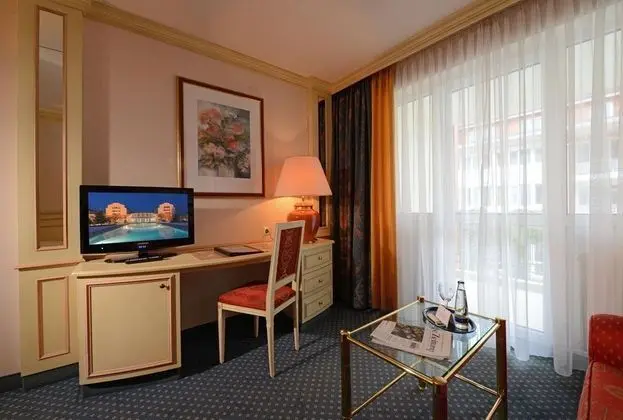 The Monarch Hotel Bad Gogging