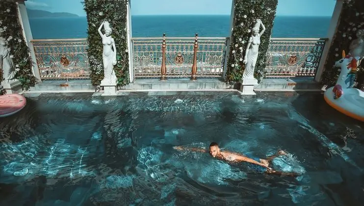 Monarque Hotel