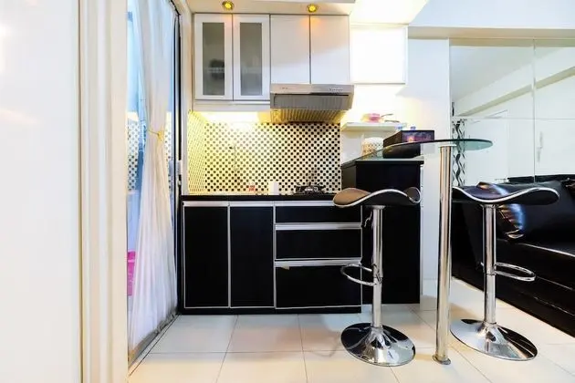 Monochrome Style 2 Bedrooms at Kalibata City Apartment By Travelio - Mutfak