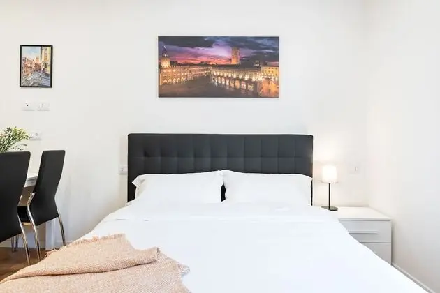 Monolocale tra Piazza del Nettuno e le Due Torri