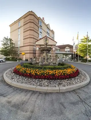 Monte Carlo Inn Airport Suites