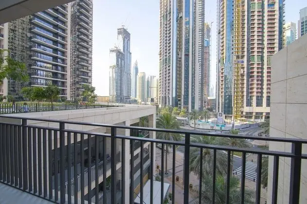 Monty - Elegant Apt With Balcony Minutes from Burj Khalifa