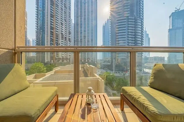 Monty - Stylish Apartment with Partial Burj Khalifa View