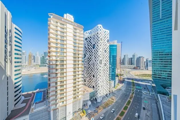 Monty - Stylish Waterfront Apartment With Views on Canal