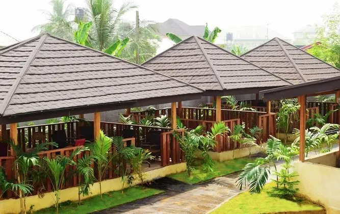 Monty Suites & Golf