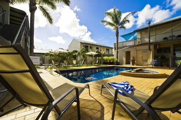 Moonlight Bay Apartments - Havuz