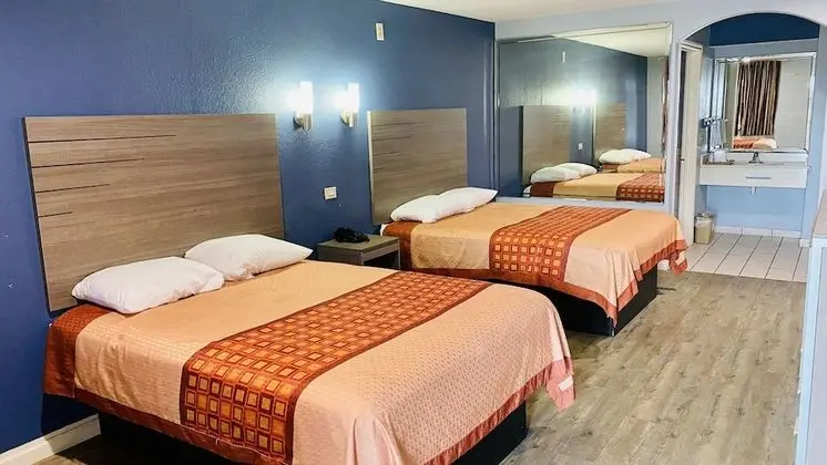 Moonlight Inn & Suites