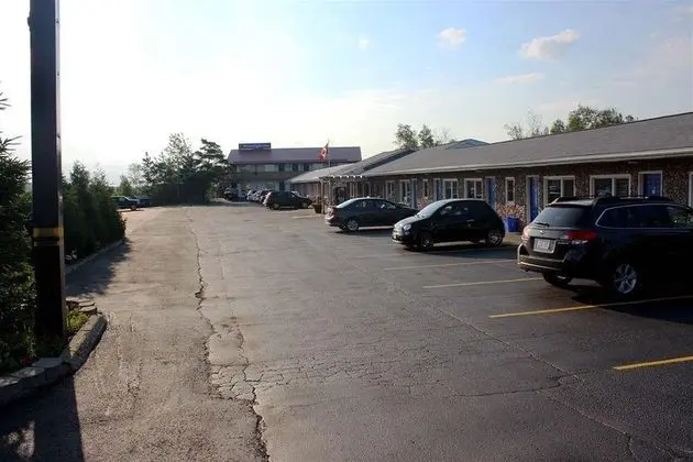 Moonlight Inn & Suites