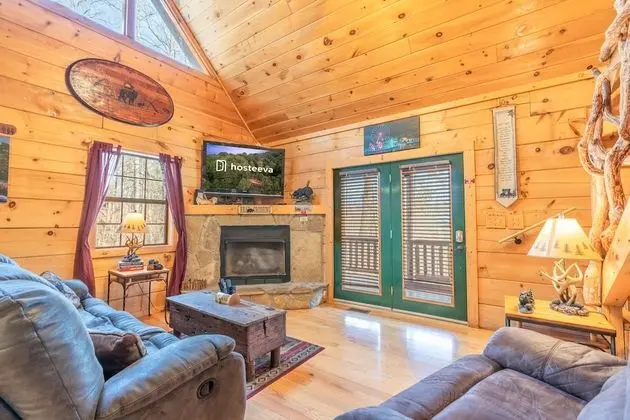 Moonshine Ridge Cabin with Hot Tub and Fire Pit - İç Mekan