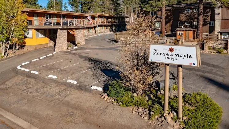 The Moose and Maple Lodge