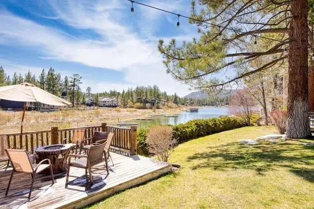 Moosehead by Avantstay Lakefront Cabin w/ Pool Table, Bar and Lake Access!