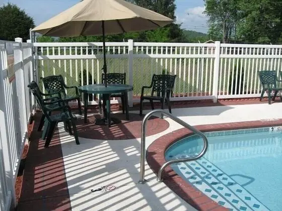 Mountain Inn & Suites Dunlap - Havuz