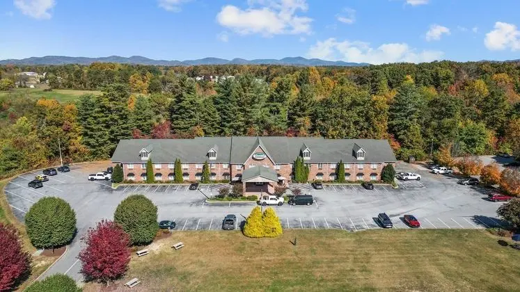 Mountain Inn & Suites - Dış Mekan
