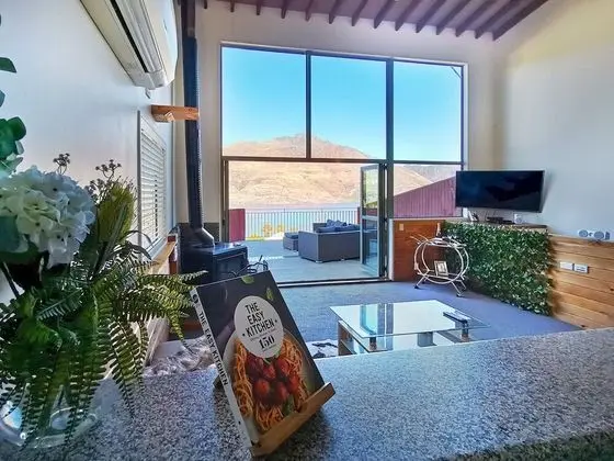 Mountain, lake, sun and this beautiful home - İç Mekan
