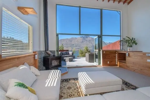 Mountain, lake, sun and this beautiful home - Öne Çıkan Resim
