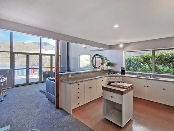 Mountain, lake, sun and this sensational home - Mutfak