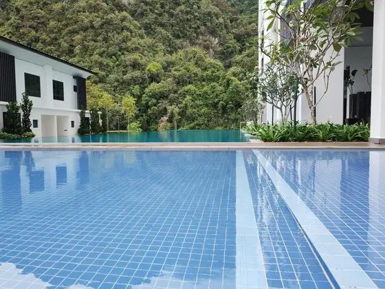Mountain & Theme Park Views' Cozy Suite - Havuz