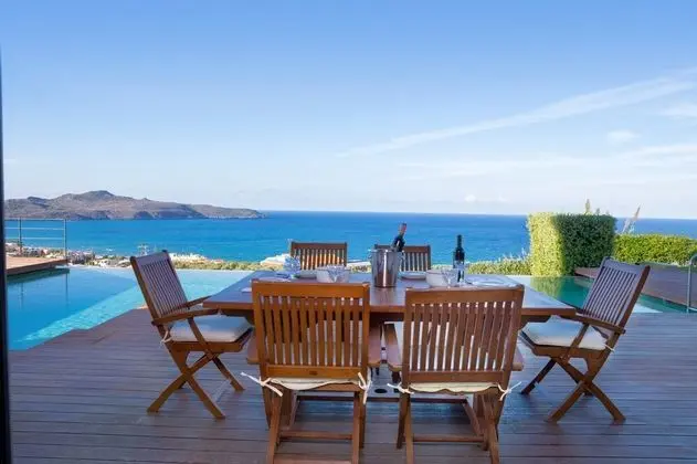 Mountainside Villa w Pool gym 500m to the Beach
