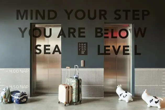 Moxy Amsterdam Schiphol Airport, a Marriott Hotel - Lobi