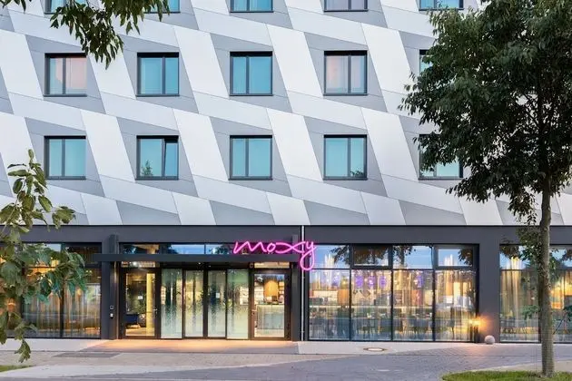 Moxy Berlin Airport, a Marriott Hotel - Dış Mekan