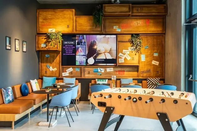 Moxy Berlin Airport, a Marriott Hotel - Lobi
