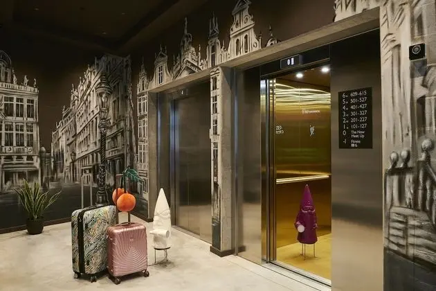 Moxy Brussels City Center, a Marriott Hotel - Lobi