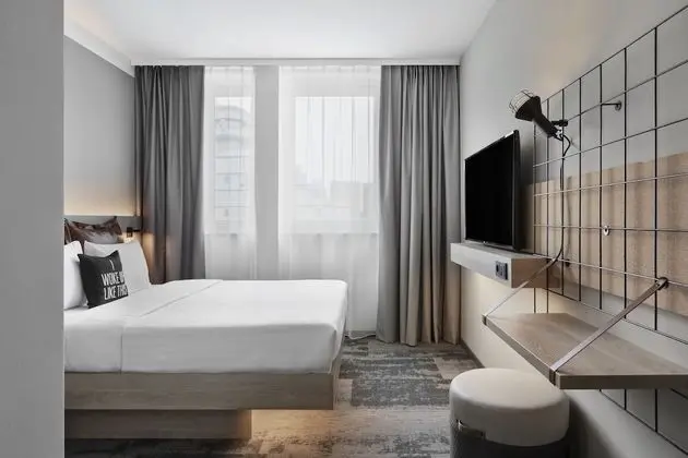 Moxy Duesseldorf City, a Marriott Hotel - Oda