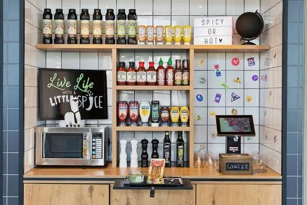 Moxy Frankfurt Airport Kelsterbach, a Marriott Hotel - Yerinde Yemek