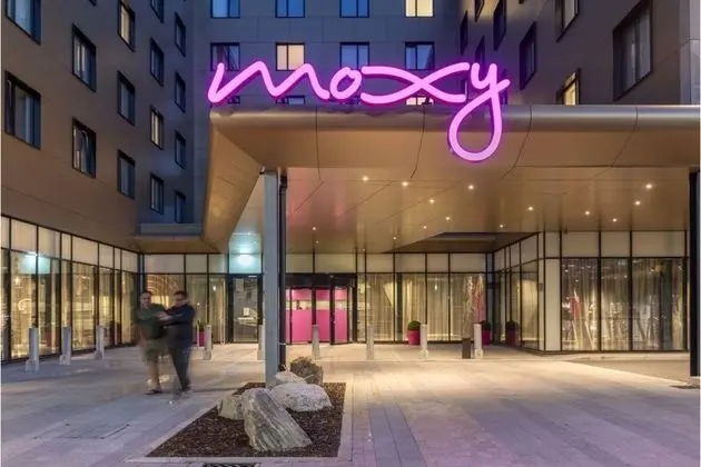 MOXY London Heathrow Airport - Genel