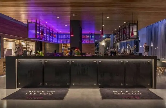 MOXY London Heathrow Airport - Lobi