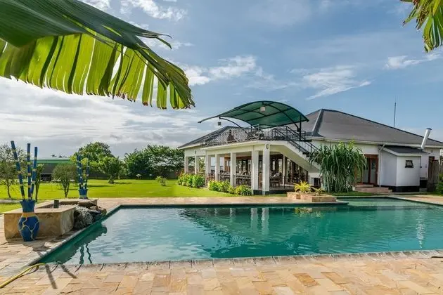 Moyoni Airport Lodge