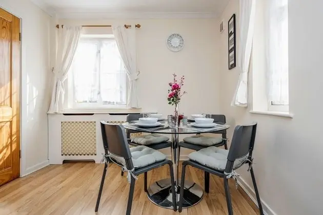 MPL Apartments - Woodside House by Harry Potter Studios - Yerinde Yemek