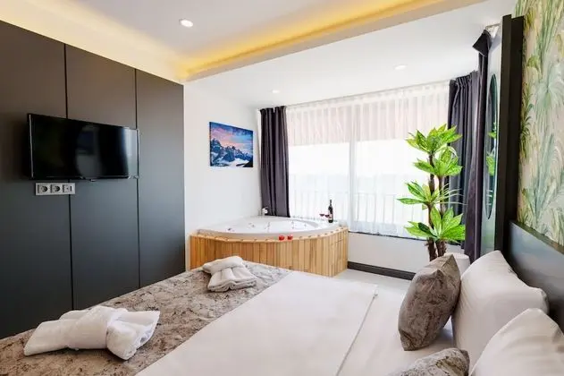 Mrt Suites Lara - Oda