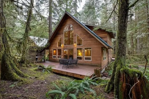 Mt Baker Lodging Cabin 40 - HOT TUB, PETS, SLEEPS 8! by MBL