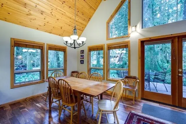 Mt Baker Lodging Cabin 40 - HOT TUB, PETS, SLEEPS 8! by MBL - Yerinde Yemek