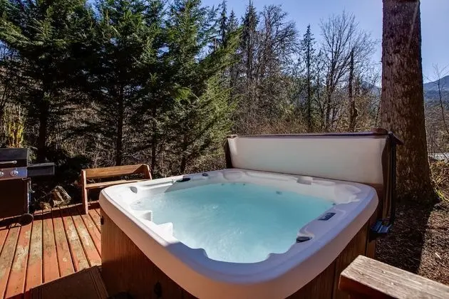 Mt. Baker Lodging Cabin 44 – Hot Tub, WIFI, Sleeps 6! by MBL - Havuz