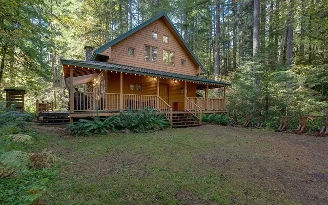 Mt Baker Lodging Cabin 45 - HOT TUB, FRPL, SLEEPS 8! by MBL