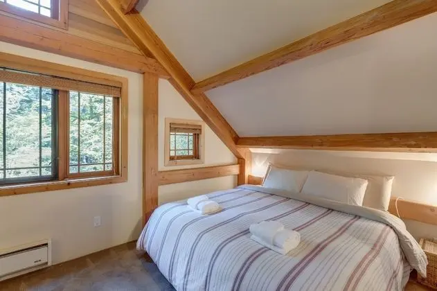 Mt Baker Lodging Cabin 45 - HOT TUB, FRPL, SLEEPS 8! by MBL - Oda