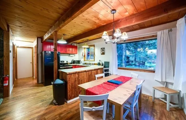 Mt Baker Lodging Cabin 48 - HOT TUB, SLEEPS-5! by MBL - Yerinde Yemek