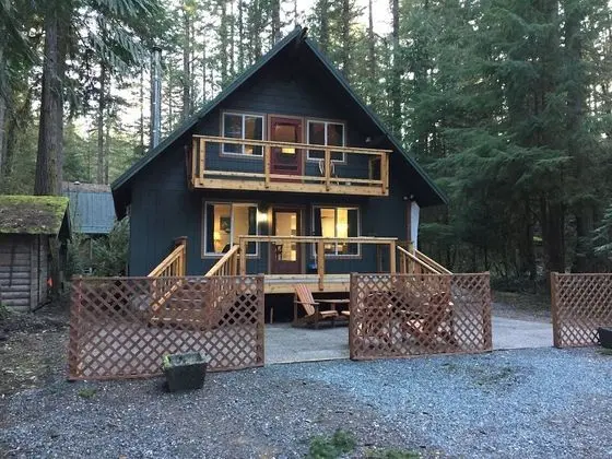 Mt. Baker Lodging Cabin 49– HOT TUB, WIFI, SLEEPS 10! BY MBL