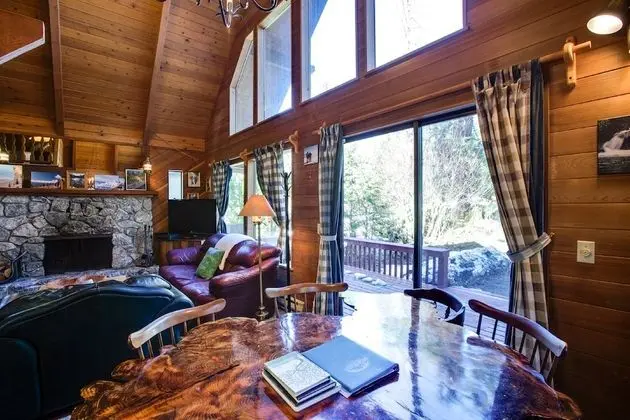 Mt. Baker Lodging Cabin 53 – Hot Tub, WiFi, Sleeps 6! by MBL - Oda Düzeni